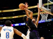 爱游戏平台官网下载电脑版-詹姆斯重返赛场，爆冷首场状态出色，湖人观众沸腾！